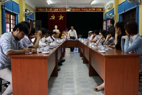Đoàn phóng viên có buổi trao đổi về giáo dục miền núi với UBND huyện Văn Chấn, tỉnh Yên Bái