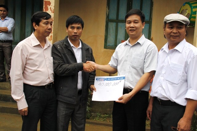Tổng biên tập Nguyễn Tiến Bình trao 40 triệu đồng tiền ủng hộ của độc giả và các nhà hảo tâm đến Hiệu trưởng trường Tiểu học Suối Giàng