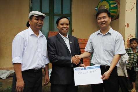 Tổng biên tập Nguyễn Tiến Bình trao 20 triệu đồng tiền ủng hộ của các độc giả và nhà hảo tâm đến đại diện trường THCS Suối Giàng