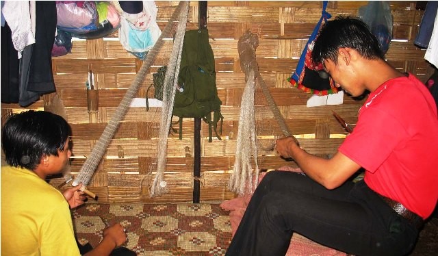 Ngoài giờ học, các cháu ở trong lều tre, đan lưới rồi theo nhau xuống suối Nậm Ma bắt cá về nấu cơm ăn, cha mẹ nghèo chỉ cho gạo