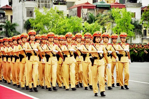 Nữ sinh trường Cảnh sát trong quân phục với lễ duyệt binh đón chào sinh viên mới.