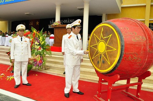 Trung tướng Trần Đại Quang, Bộ trưởng Bộ Công an đánh trống khai giảng năm học mới.