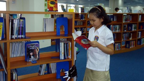 Em Ngọc đang đọc sách tại thư viện của trường. Ảnh do nhà trường cung cấp.
