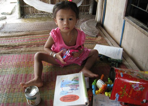 Bé Hương đọc sách tại nhà