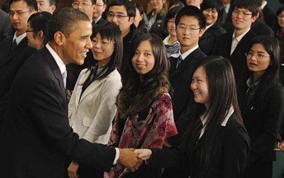 Tổng thống Obama bắt tay học sinh