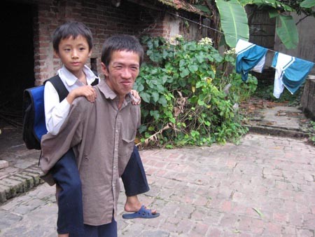 Hai bố con Thế chuẩn bị hành trình đến trường.