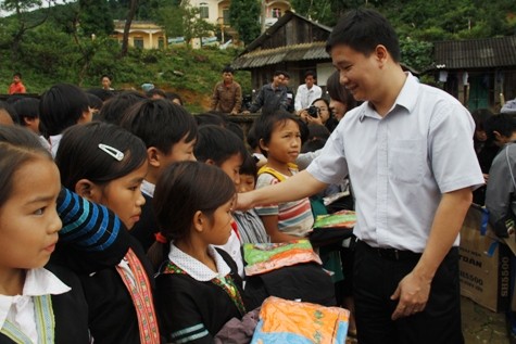 Ông Nguyễn Tiến Bình - Tổng biên tập báo Giáo dục Việt Nam trao quà cho các cháu trường THCS bán trú dân nuôi Suối Giàng
