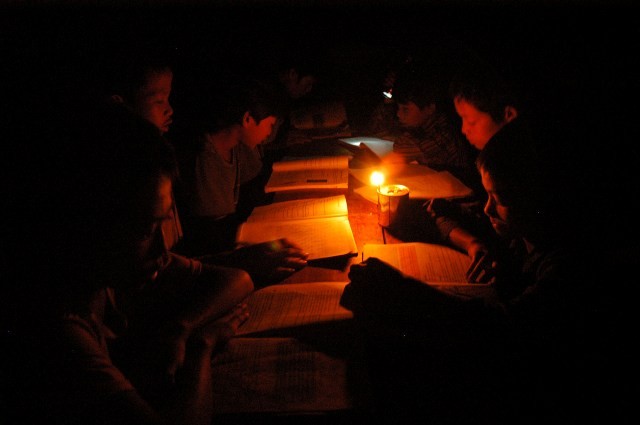 Có nơi như Nậm Cản (Điện Biên) các em học sinh còn chế đèn từ lon sữa bò
