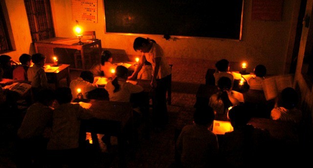 Các thầy cô giáo vùng cao phải ứng dụng “sáng kiến” mở lớp học ban đêm để có học sinh