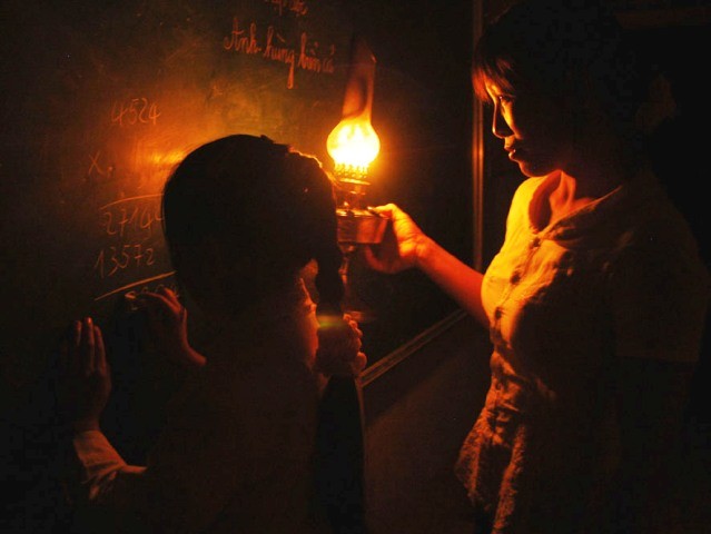 Cô Phạm Thị Hảo soi đèn cho học sinh làm toán ở trường Tiểu học Hồng Thu (Sìn Hồ _ Lai Châu)