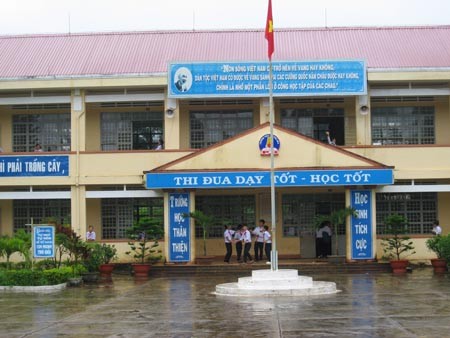 Học sinh Trường THCS thị trấn Phú Hoà phải học tập trong môi trường không khí bị ô nhiễm.