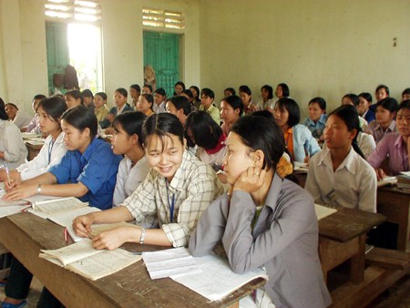 Lịch sử Việt Nam đã có không ít trường học phân theo giới tính nhưng đa số đều bị phản ứng và hiện nay rất hiếm nơi còn duy trì điều này.