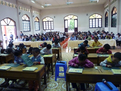 Các đại biểu, cấn bộ, giáo viên dự giờ Tiếng Việt Công nghệ lớp 1A tiểu học Tam Sơn, Quản Bạ.