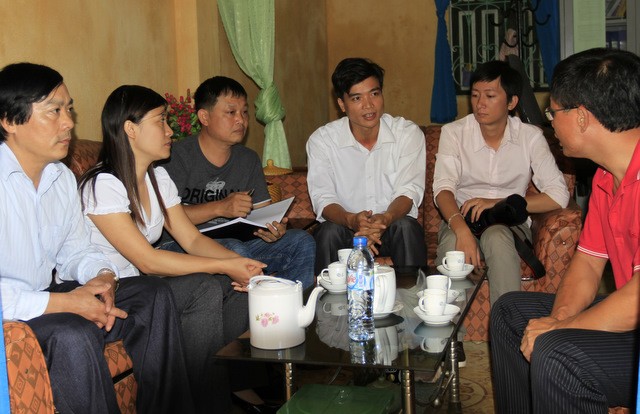 Thành viên Hathanh Photoraphy ngồi trò chuyện với Ban Giám Hiệu trường PTCS Suối Quyền
