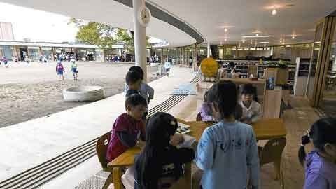 Trường mầm non Fuji ở Tachikawa, Nhật Bản dựa trên phương pháp giáo dục Montessori học mà chơi, chơi mà học. Ngôi trường không có những bức tường cố định giữa các lớp học, phần ngăn giữa các lớp học và sân chơi được để mở. Cây cối được trồng trong khuôn viên nhà trường. (Ảnh: Katsuhisa Kida/FOTOTECA).