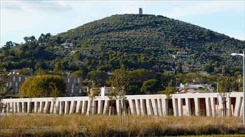 Thiết kế của ngôi trường Ecole Internationale de Manosque hài hòa với môi trường xung quanh. Những cái cột của ngôi trường này được xây dựa vào những ngọn đồi của Provence, Pháp. (Ảnh: AREA)