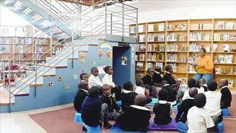 Thư viện của trường Seven Fountains ở Kokstad, Nam Phi. Nhiều lớp học có tầng lửng hoặc gác xép để tạo không gian cho việc dạy học sáng tạo và để thuận tiện cho công việc của các dự án. (Ảnh: Angela Buckland).