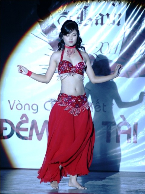 Nguyễn Hoài Thu múa Belly dance