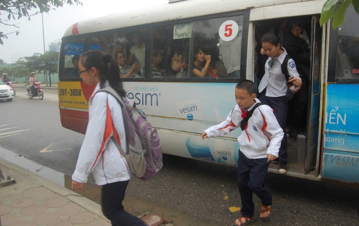 Ngày ngày, học sinh trường Ams vẫn thường bị xe buýt số 44 bỏ rơi ở điểm dừng này. Sáng ngày 10/10, PV Phunutoday ghi nhận xe buýt số 44 mang BKS 29LD - 2673 cũng không dừng đỗ đúng bến mà trả khách ở cách đó vài trăm mét. (Ảnh: H’My) 
