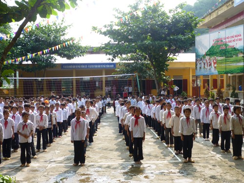 Giờ tập thể dục giữa giờ của các học sinh Phổ thông dân tộc bán trú tiểu học Thuận Hòa.