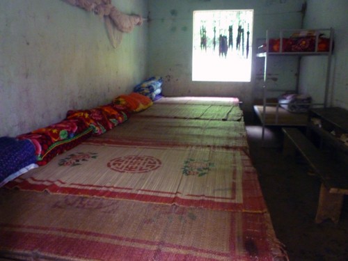 Căn phòng vỏn vọn hơn 10 mét vuông nhưng có đến 16 em học sinh lớn nhỏ chen chúc nhau vừa học bài, vừa vui chơi và ăn, ngủ.