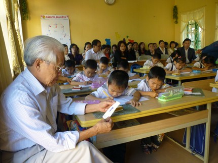 Tại các lớp Tiếng Việt 1 công nghệ giáo dục, mọi thao tác như được lập trình sẵn và tuần tự. Học sinh luôn chân, luôn tay làm việc theo hệ thống ký hiệu của giáo viên.
