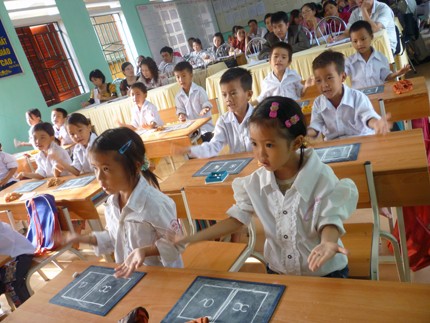 Thay bằng chỉ đánh vần bằng miệng khi phân tích ngữ âm như chương trình hiện hành, học sinh học Tiếng Việt 1 công nghệ giáo dục vừa phân tích ngữ âm bằng miệng, vừa dùng tay để miêu tả ngữ âm