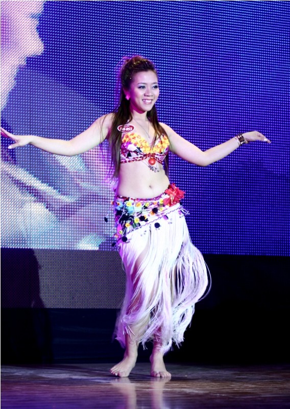 Nguyễn Thị Huyền Tràn (ĐH Thái Nguyên) biểu diễn múa bụng