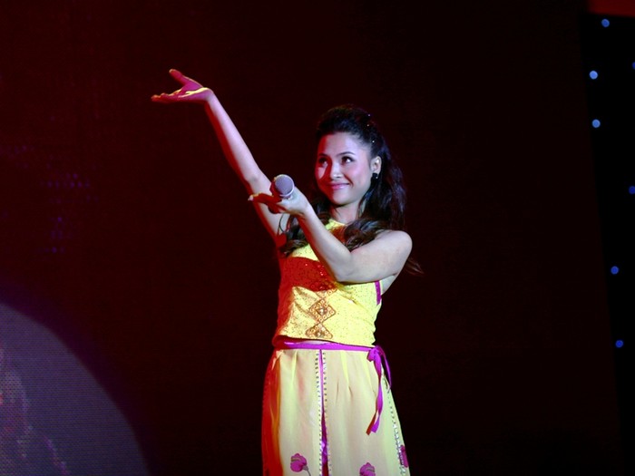 Vũ Bích Vân (ĐH Kinh tế và Quản trị kinh doanh Thái Nguyên) hát múa “Vũ điệu con cò” – đoạt giải Gương mặt tài năng