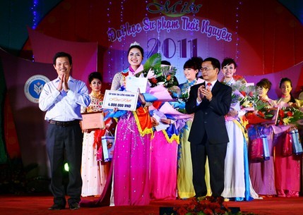 Nguyễn Thị Ngọc Hân, sinh viên K45D khoa Toán đã đoạt vương miện Hoa khôi ĐH Sư phạm Thái Nguyên 2011