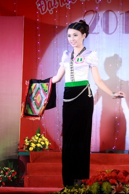 Nữ sinh ĐH Thái Nguyên quyến rũ trong các trang phục tự chọn