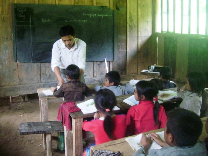 Sau hành trình giúp các em vượt suối đến trường, các thầy lại nhanh chóng thay quần áo vào dạy để truyền thụ kiến thức cho các em