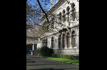 Đại học Trinity: Đại học Trinity nằm ở Dublin, Ireland, và có phong cách giống với đại học Oxford. Kiến trúc nổi tiếng nhất trong khuôn viên là Thư viện cũ, được xây từ năm 1592 dưới thời nữ hoàng Elizabeth.