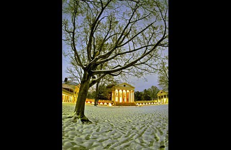 Đại học Virginia: Tổng thống Thomas Jefferson từng nói thành công khiến ông tự hào nhất là việc xây dựng nên khuôn viên trường đại học Virginia vào năm 1819. Trường đại học thuộc bang Virginia, Mỹ này được coi là một trong những kiến trúc đẹp nhất thế kỉ 19.