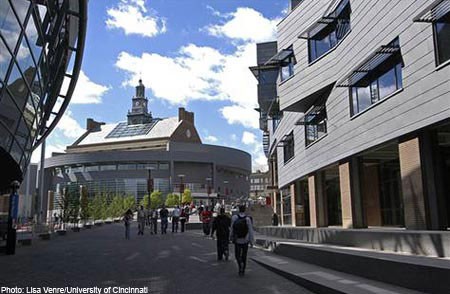 Đại học Cincinnati: Trường đại học Cincinnati nằm ở bang Ohio, Mỹ. Trường nổi tiếng với những công trình của hai kiến trúc sư Michael Graves và Frank Gehry.