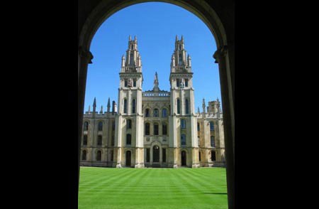 Đại học Oxford: Ngôi trường nổi tiếng của nước Anh được xây dựng từ thế kỉ 11, được coi là “xứ sở diệu kì của kiến trúc”. Tòa nhà Radcliffe Camera - bây giờ được chuyển thành phòng đọc cho sinh viên, được mệnh danh là tòa nhà đáng ngưỡng mộ nhất thế giới.