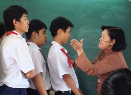 Không ai có thể quên hình ảnh cô giáo trường THCS Nguyễn Văn Bé (Q.Bình Thạnh) bắt các HS xếp hàng và tát từng em một