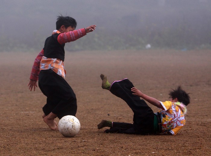 Học sinh người Mông đá bóng không cần trọng tài, không cần luật lệ nhưng không bao giờ có những pha vào bóng ác ý