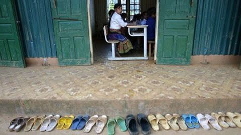 Theo qui định của nhà trường, tất cả học sinh vào lớp học phải để giầy, dép ở ngoài.