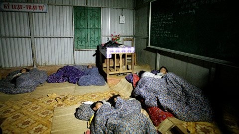 Số bàn học không đủ nên hầu hết các em ngủ ngay trên sàn nhà. Thầy hiệu trưởng nhà trường Nguyễn Hữu Hòa cho biết Tà Xi Láng nằm ở vùng núi cao nên mùa đông rất rét, nhiều lúc nhiệt độ xuống đến 1 độ C.