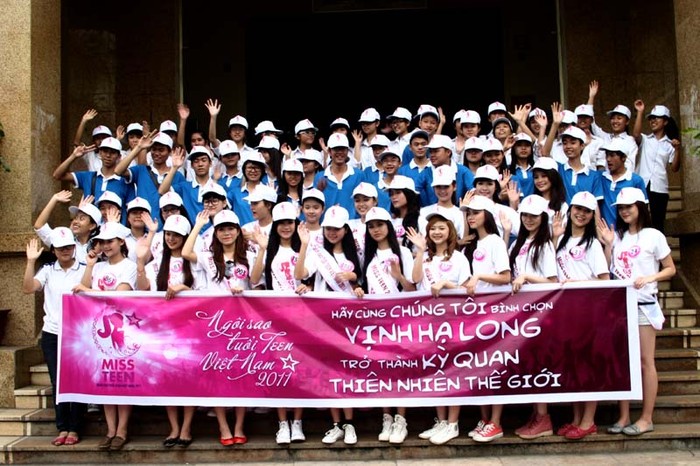 Các thí sinh Miss Teen và các bạn học sinh PTTH chuyên Hạ Long và PTTH Lê Thánh Tông vận động nhắn tin bình chọn Vịnh Hạ Long