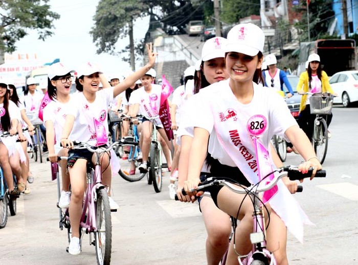 Các Miss Teen cùng với các bạn học sinh trường PTTH chuyên Hạ Long và PTTH Lê Thánh Tông đạp xe từ bến phà cũ Bãi Cháy, Hòn Gai đạp qua nhiều tuyến đường trong trung tâm thành phố.