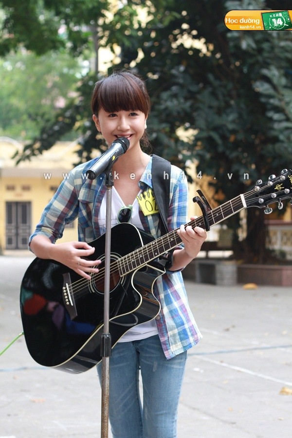 Quỳnh Anh đã trình diễn tài đánh đàn guitar của bạn ý.