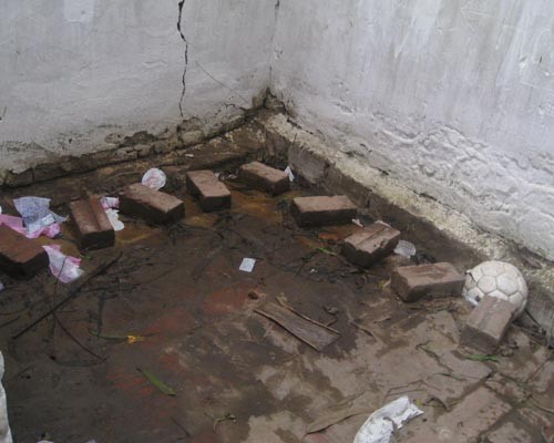 Còn đây là hình ảnh nhà vệ sinh của một trường học tại huyện Mê Linh, Hà Nội. Rác thải vứt bừa bãi.