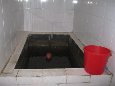 Bể chứa nước trong nhà vệ sinh ĐH Sư phạm.