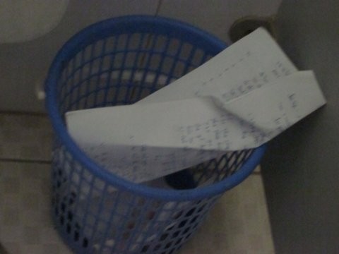 Tình trạng xé sách vở làm giấy vệ sinh là "chuyện thường ngày" ở trường.