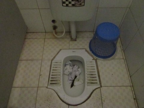 Bao giờ VN có nhà vệ sinh công cộc sạch khi SV còn đối xử với nhà vệ sinh trường học như thế này?