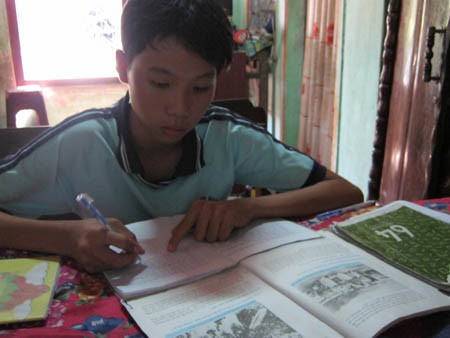 Lê Văn Thảo chuẩn bị bài trước khi đến trường.