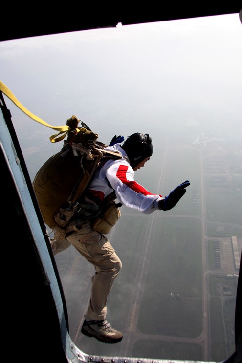 Một trong những học viên đầu tiên nhảy xuống đầu tiên, ở độ cao khoảng 900 m.