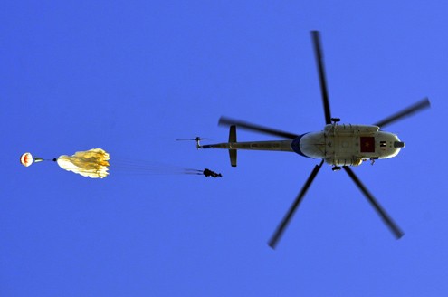 Anh Đặng Thành Chung, giáo viên CLB cho biết, nhảy dù từ máy bay trực thăng gồm 3 động tác: rời máy bay, lái dù, tiếp đất. Cả 3 đều quan trọng, nếu sai sót sẽ rất nguy hiểm.